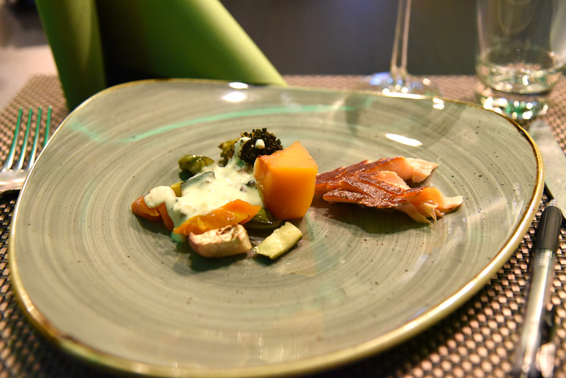 スモークサーモンと季節の野菜とキノコのサラダ