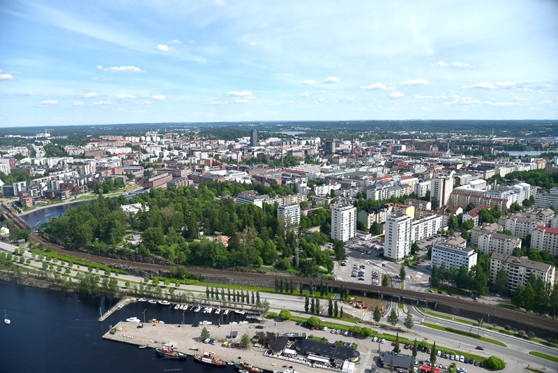 120mの展望台からの眺め、タンペレを挟む2つの湖や「サルカンニエミ・アドベンチャーパーク」も一望できる