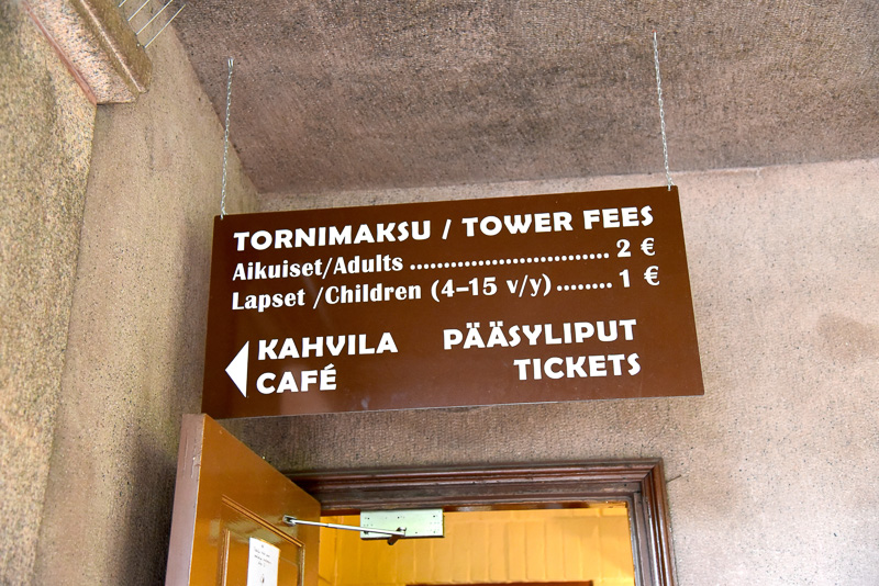 エントランスをとおり左がカフェ、右が展望台への入口。レトロな雰囲気のチケットは2ユーロ