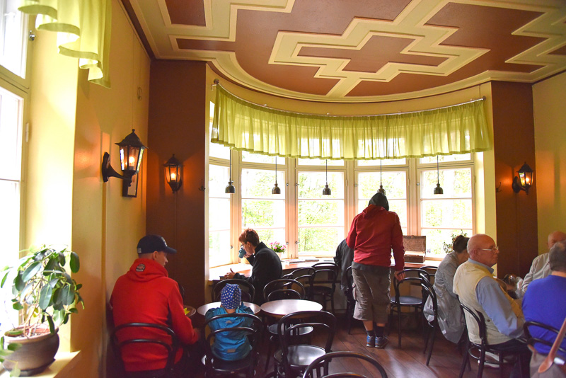 エントランスをとおり左がカフェ、右が展望台への入口。レトロな雰囲気のチケットは2ユーロ