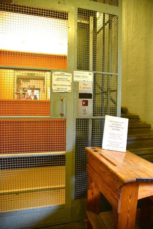 自分で扉を開け閉めしてエレベータに乗り込む。ギシギシ音はするが一気に上がる