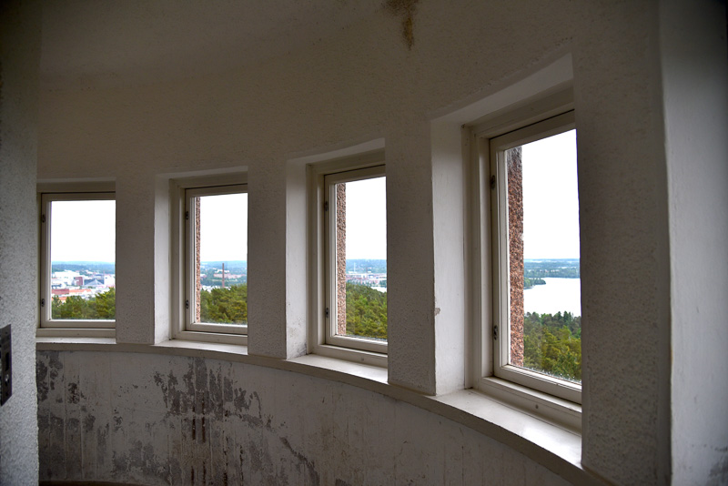 扉を開けて最上階へ。ひんやりとした空気が流れていた。ここから急勾配の階段を上り屋上へ