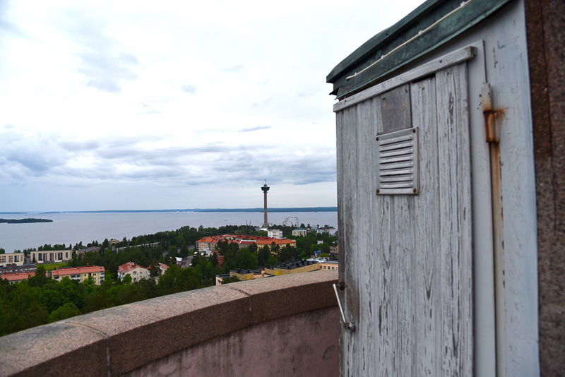 屋上からの風景。街や森との距離が近いので恐怖心もなく、のんびりできる