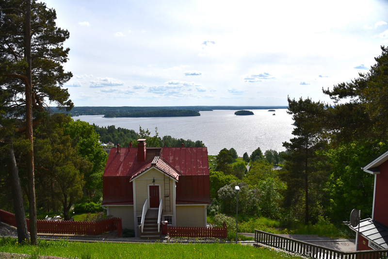 ピスパラ住宅エリアの公園は湖を見下ろす場所にある