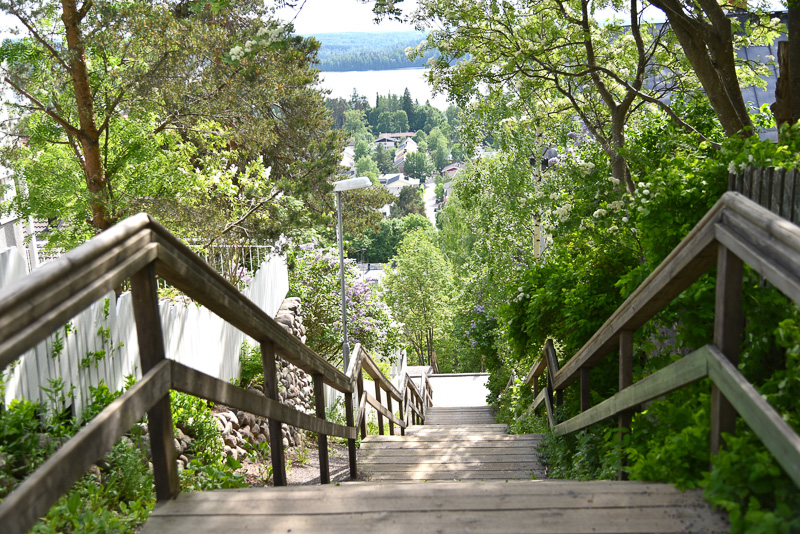 湖へ住宅エリアからそのままいくことのできる階段が続く