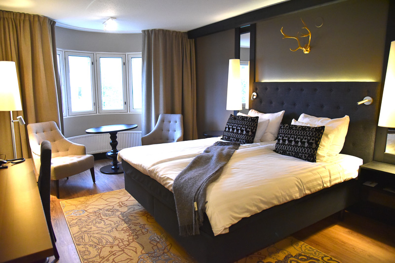 180×205cmのベッドとトナカイの角