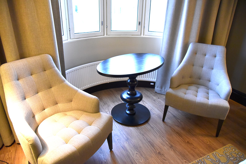 窓周辺にもデスクとチェアを用意。窓からは街の通りが見える