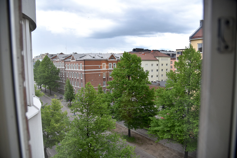 窓周辺にもデスクとチェアを用意。窓からは街の通りが見える