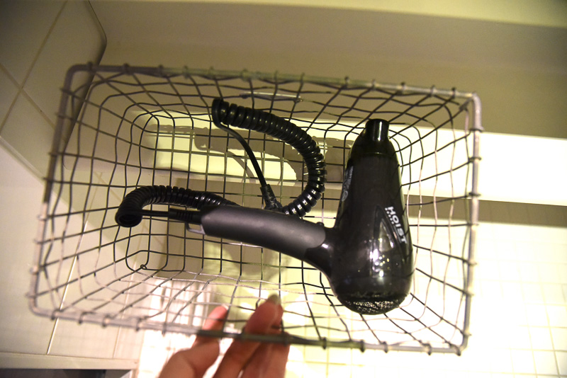 ドライヤーは洗面所の下にカゴ入りで用意