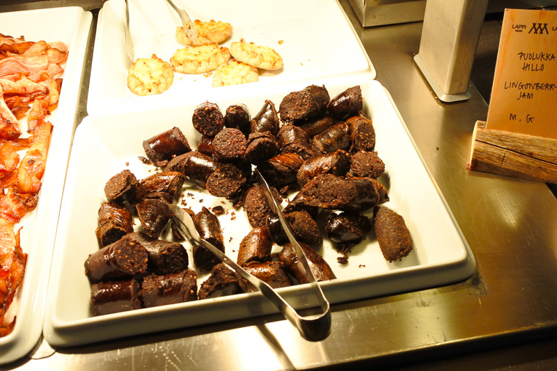 朝食ではカレリアパイやムスタマッカラなどフィンランド料理が並んだビュッフェスタイル