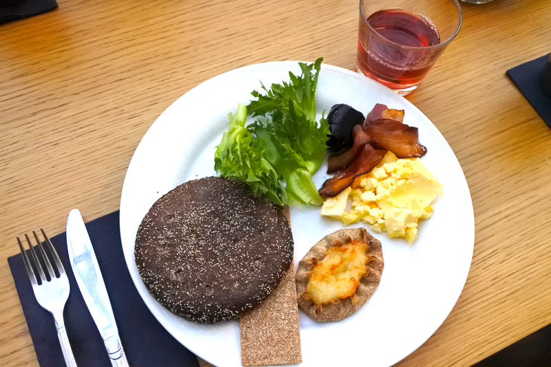 ベリージュースやブレッド類などフィンランドならではのメニューがお皿に並んだ