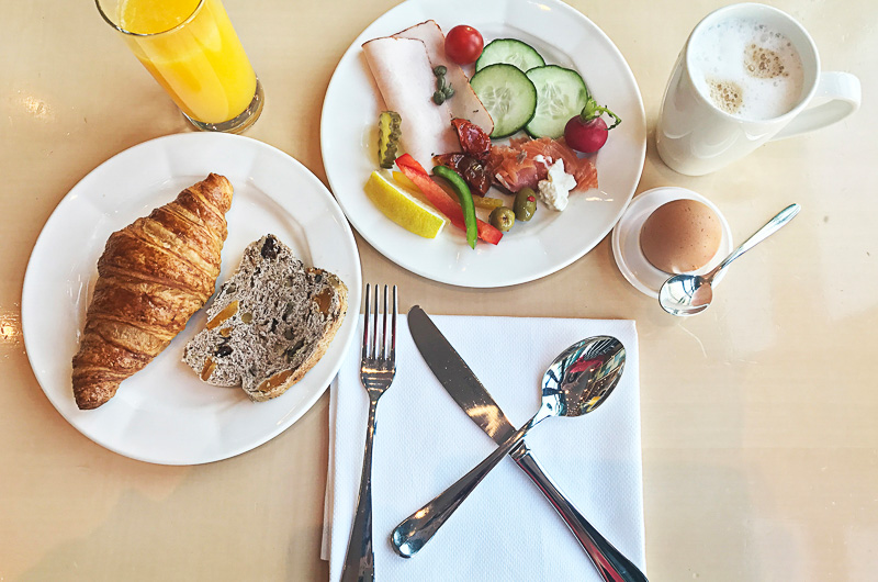 明るい雰囲気の朝食会場。モーニングはビュッフェスタイル