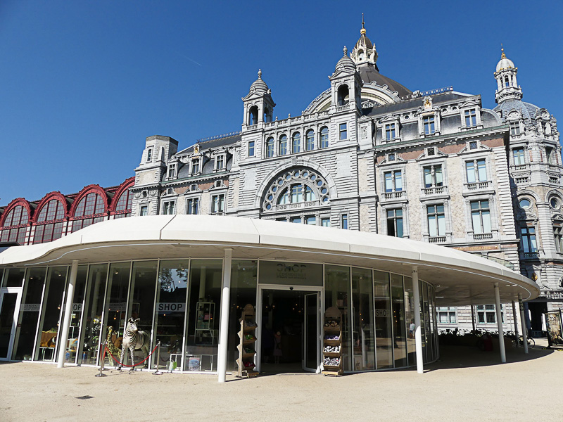 動物園入り口付近にあるショップ。後ろの建物がアントワープ中央駅