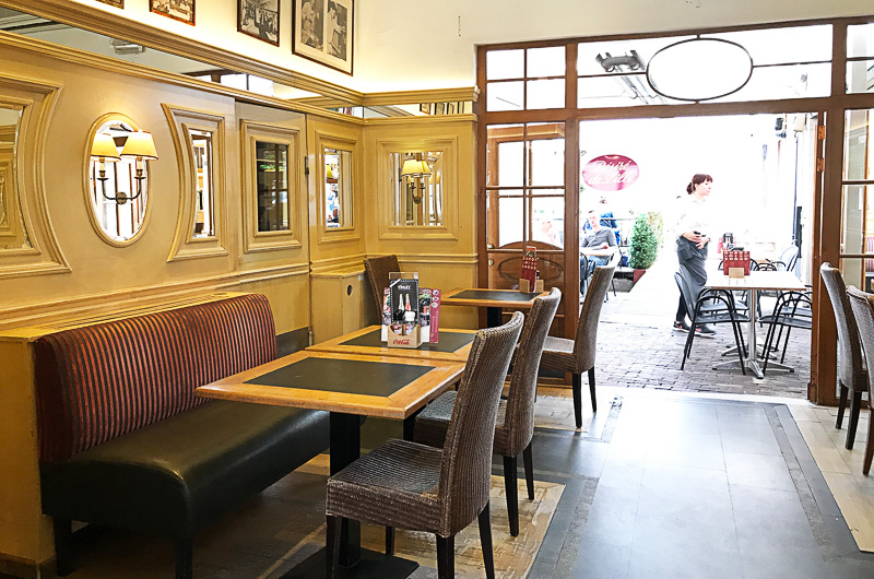 広い店内。奥にはテラス席も