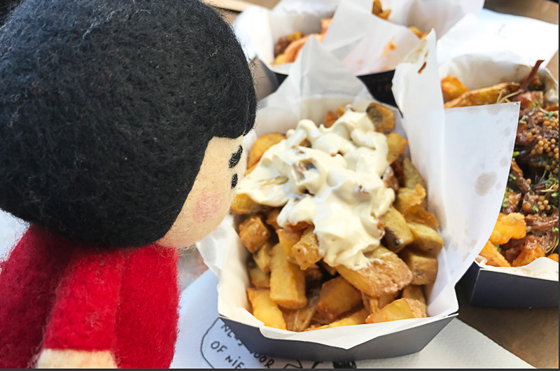 左のはなんとビーフシチューが乗っている！　なんかもう別の食べ物のような気が