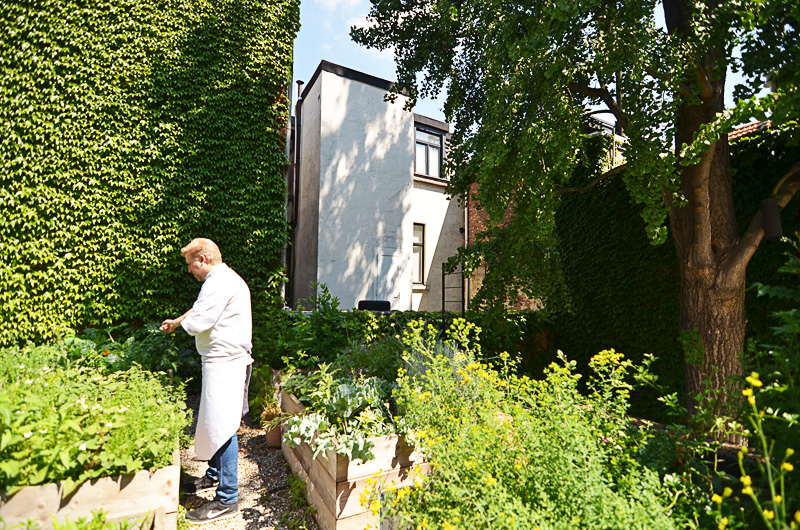 屋上に箱庭のようなハーブガーデンを持つレストラン。シェフ曰く「その日の朝に採れたオーガニック野菜を農場から大量に仕入れるんだけれど、夜にはすべてなくなるんだ」