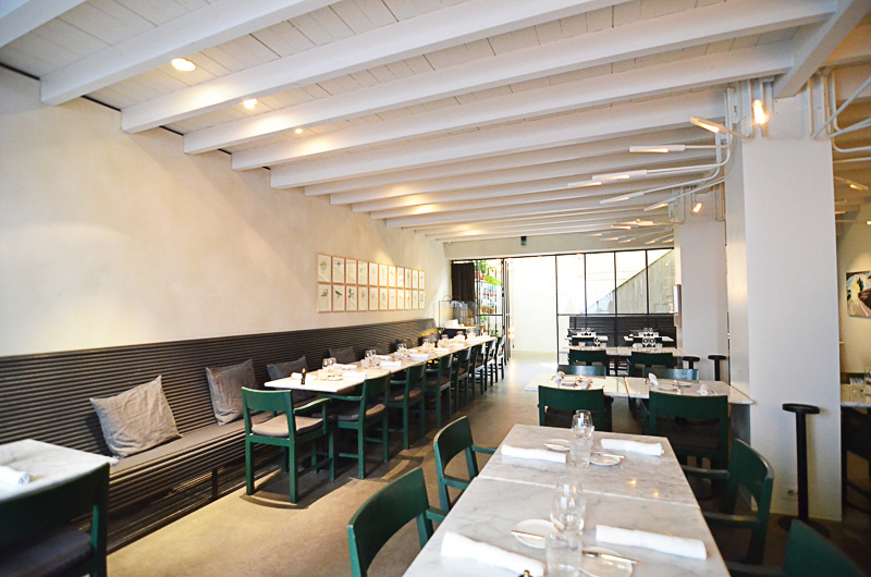 レストランは地下にある