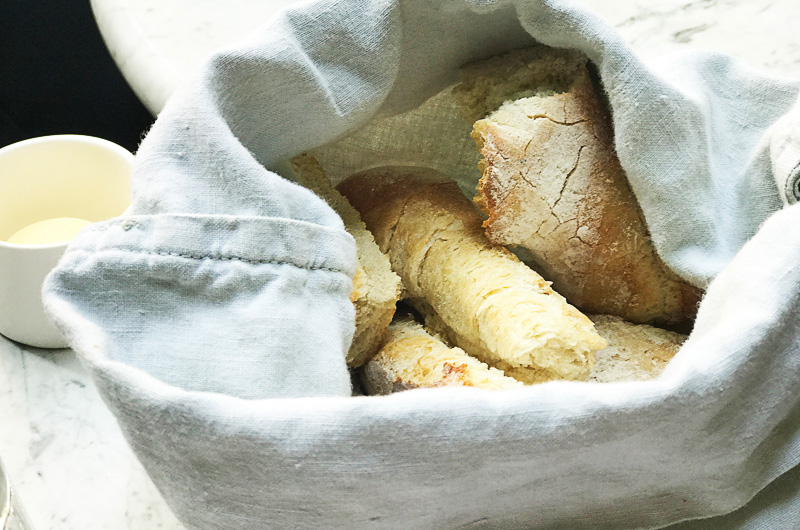パンはリネンの巾着に入って出てくるという演出