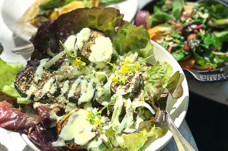 上のガーデンで採れたハーブや野菜がたっぷり