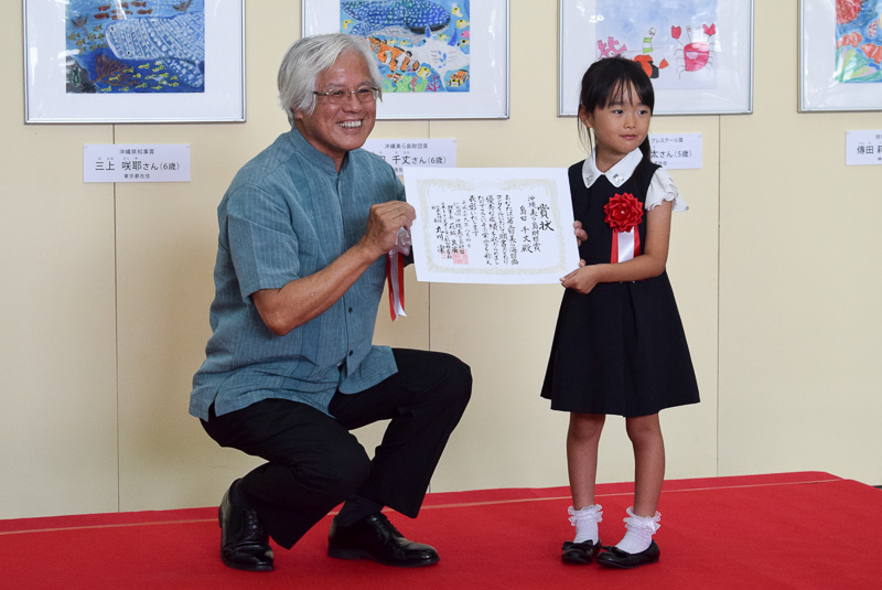 沖縄美ら海財団賞を受賞した、島田千丈（しまだちひろ）さん（高知県在住、6歳）。プレゼンターは沖縄美ら海財団 理事長 花城良廣氏