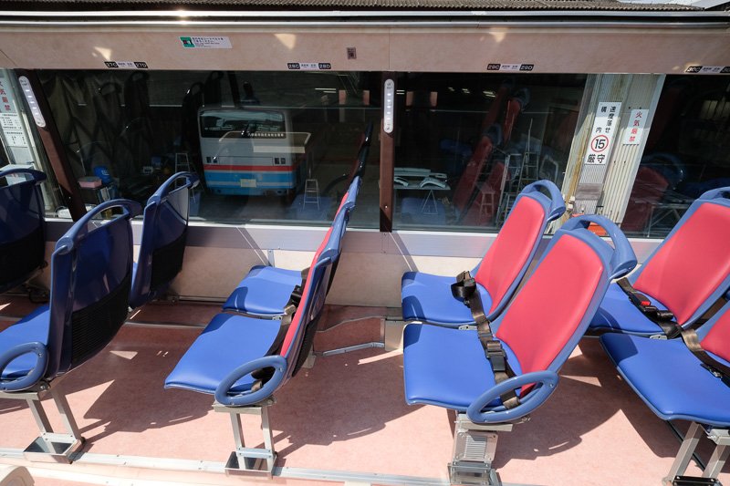 京急2100形車両をイメージした2階席のカラーリング