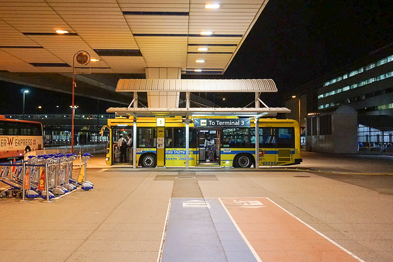 待機していたバス。車内は乗降口によけいな段差がなく大きな荷物があっても乗りやすい