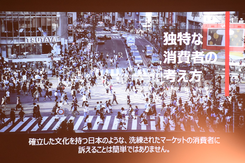 斎藤工さんが世に出るきっかけとなった撮影には、シンガポール生まれの写真家レスリー・キーさんとの出会いがあった