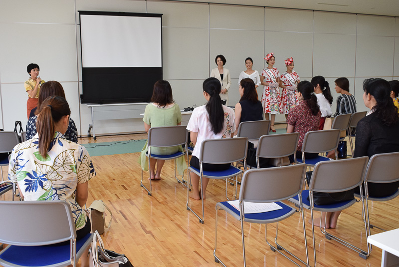 ミス沖縄OGが講師を務める。現役ミス沖縄も参加した