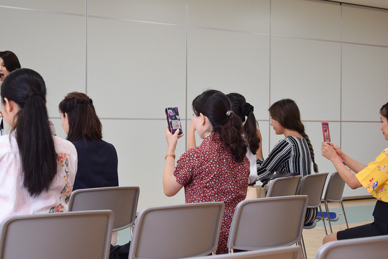 鏡を見ながら笑顔のチェック。表情筋をほぐす「イーウー体操」も実践した