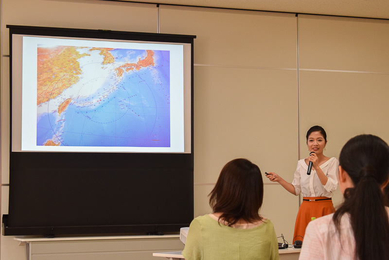 ミス沖縄2016の新里由香さん。現在、一般財団法人沖縄美ら島財団の職員として、首里城公園管理センターの広報を担当している。