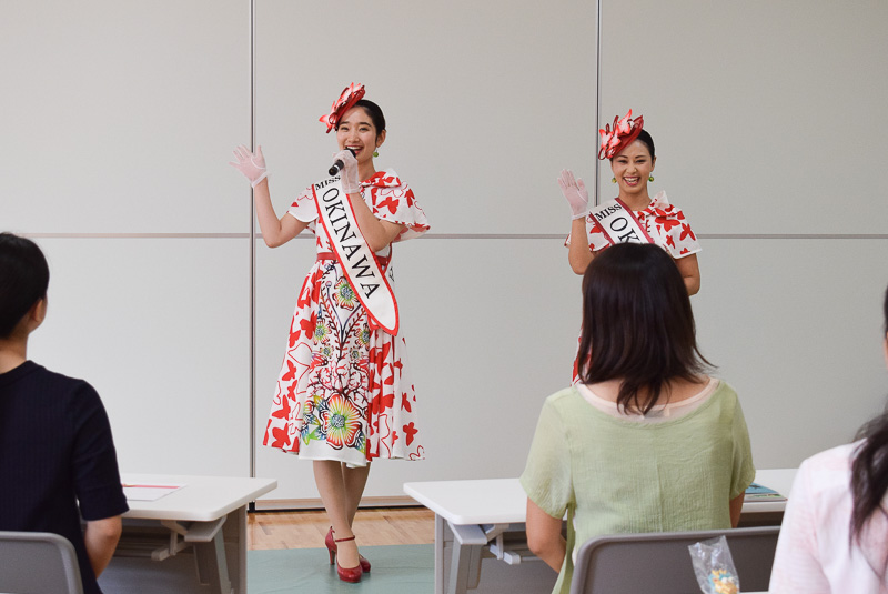 ミス沖縄2017の町田さん（左）と島袋さん（右）によるデモンストレーション。スピーチの際には「はいたい」と元気な声で挨拶。コスチュームの紹介も行なった