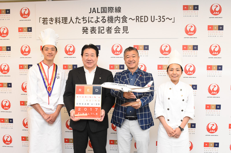 JALは日本発の中～長距離路線プレミアムエコノミークラスとエコノミークラスで、若手料理人による機内食を提供する