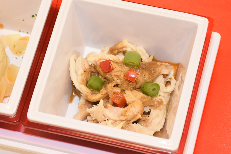 サイドディッシュの1つ、「よだれ鶏」はピリッとした味わいで、器の底に敷かれているきくらげの食感もよい