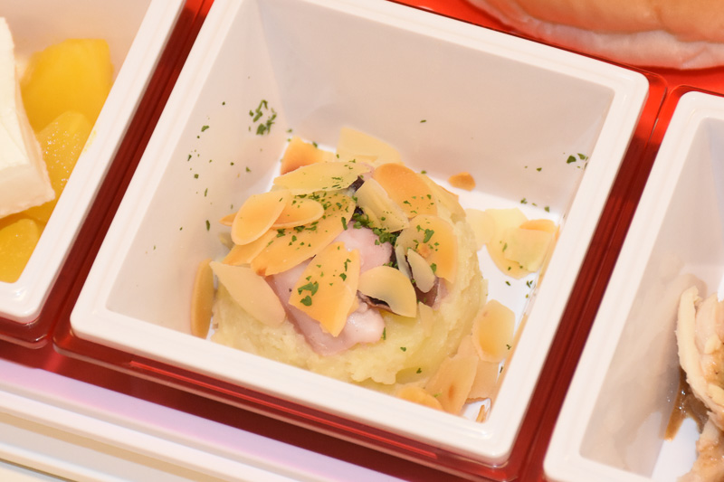 「タコポテトサラダ バーニャカウダーソース」は口の中で香りが広がる。アーモンドスライスもよいアクセント