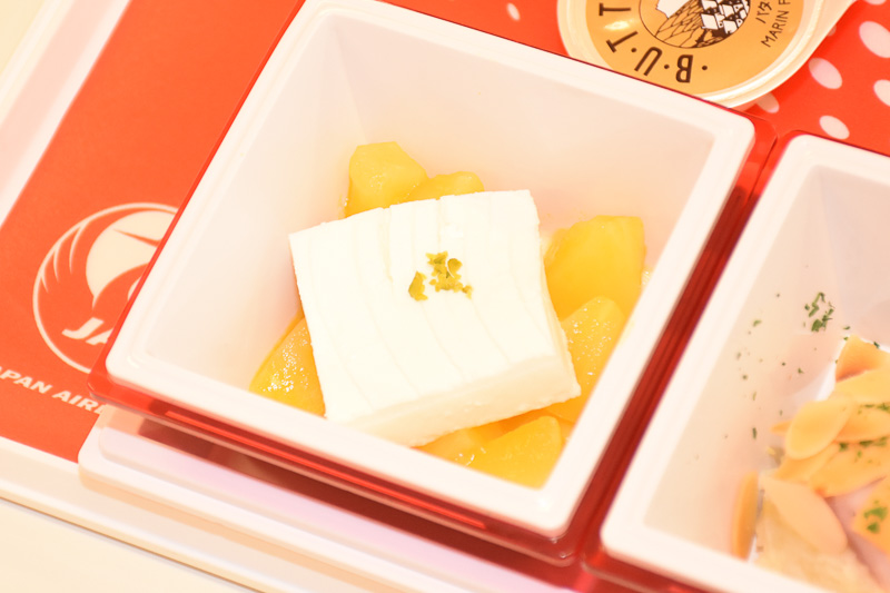 「ココナッツのブラマンジェと南国風リンゴのコンポート」は爽やかな甘み。リンゴの酸味がたまらないデザート