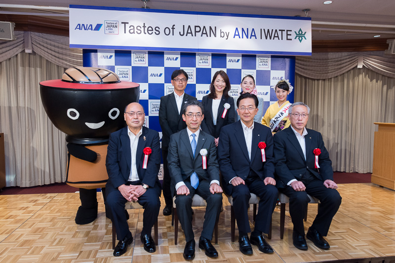 記者発表会への参加者。前列左から岩手県旅館ホテル生活衛生同業組合 理事長 澤田克司氏、全日本空輸株式会社 代表取締役社長 平子裕志氏、岩手県知事 達増拓也氏、岩手県酒造組合 会長 平井滋氏。後列左から、岩手県イメージキャラクター そばっち、全日本空輸株式会社 東北支社長 田村正弘氏、全日本空輸株式会社 上席執行役員 東京本店長 菅谷とも子氏、岩手県出身の長崎CA、2017ミスさんさ踊りの松本登子さん
