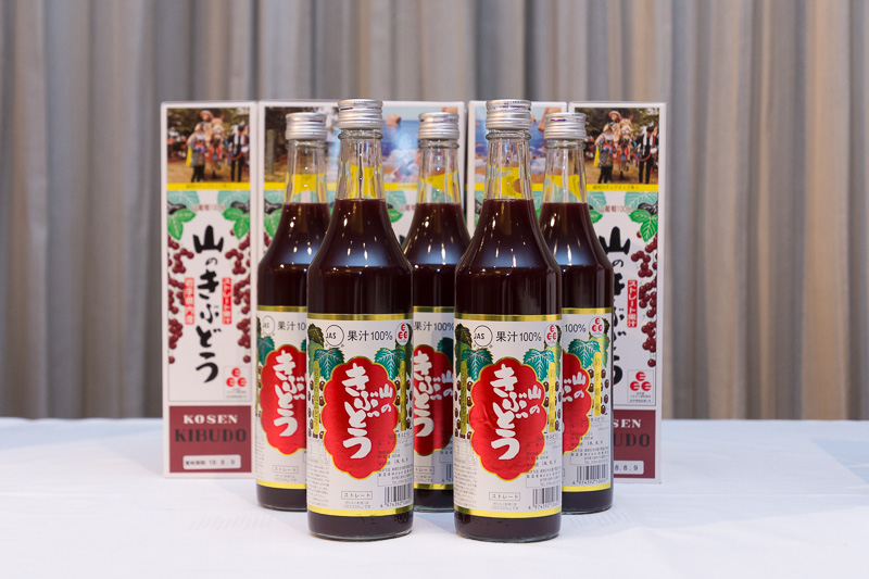 料理に使われている佐幸本店株式会社「山のきぶどうジュース」