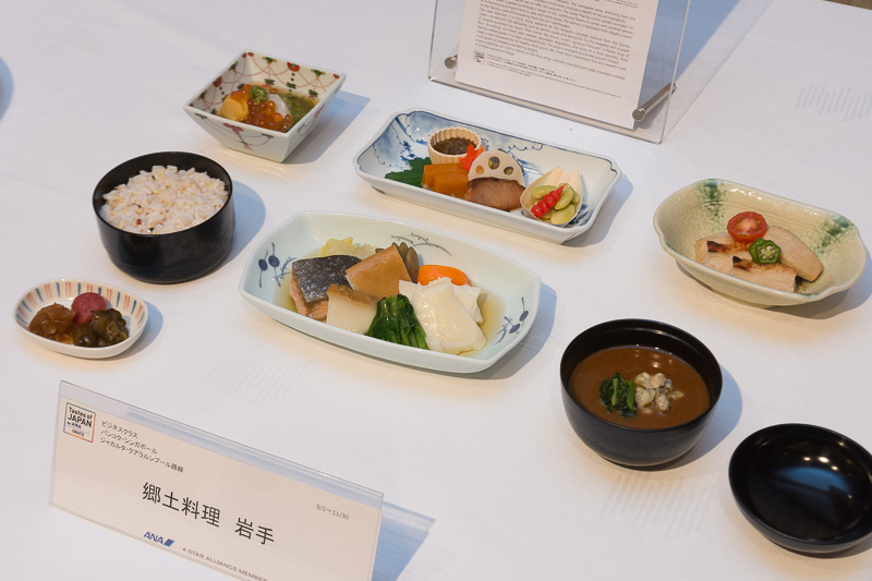 郷土料理 岩手。写真下は岩手県の郷土料理である「ひっつみ汁」をベースに鍋仕立てにした主菜