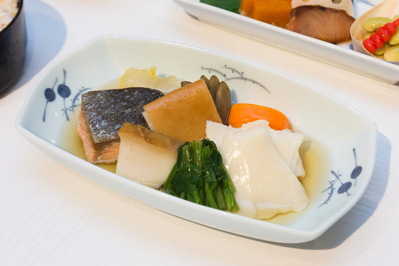 郷土料理 岩手。写真下は岩手県の郷土料理である「ひっつみ汁」をベースに鍋仕立てにした主菜