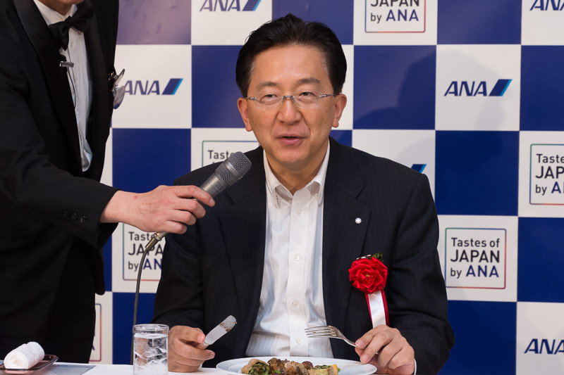 「食べたことのないほろほろ鳥」と感想を話す達増知事
