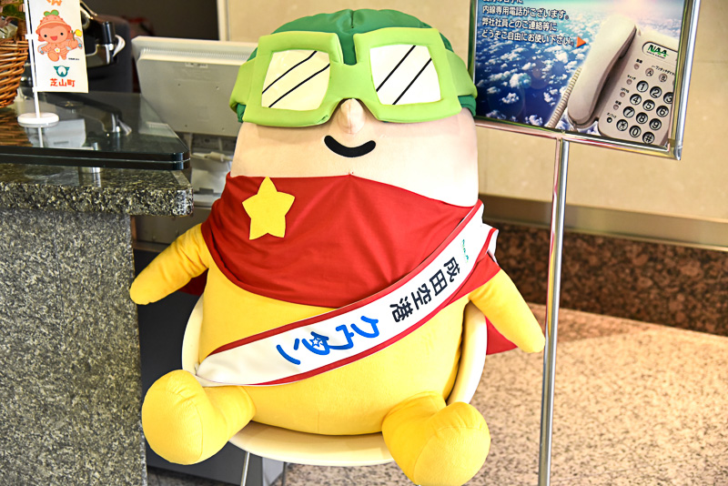 受付付近では、常にやる気満々の熱いハートを持つ成田空港のマスコットキャラクター「クウタン」と同社社員らがお出迎え