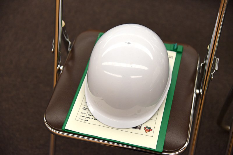 席にはヘルメットとエコツアーのスケジュールが用意されていた