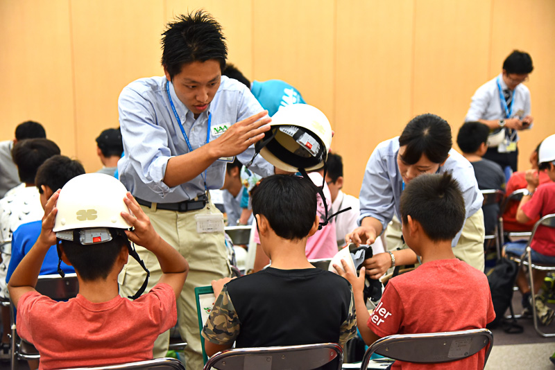 5～7名ずつ、8グループに分かれて、同社の新入社員と行動をともにすることに。コミュニケーションをとって早速お互い仲よくなっていた