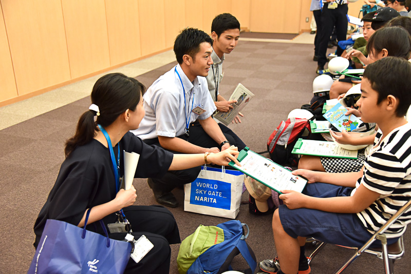 5～7名ずつ、8グループに分かれて、同社の新入社員と行動をともにすることに。コミュニケーションをとって早速お互い仲よくなっていた