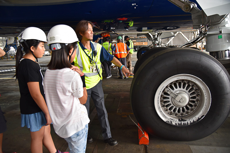 1つ2500kgほどする巨大なタイヤとブレーキについても学習。どのタイミングでブレーキがかかるのか。格納場所、そして温度も常時チェックしていることなども学んだ