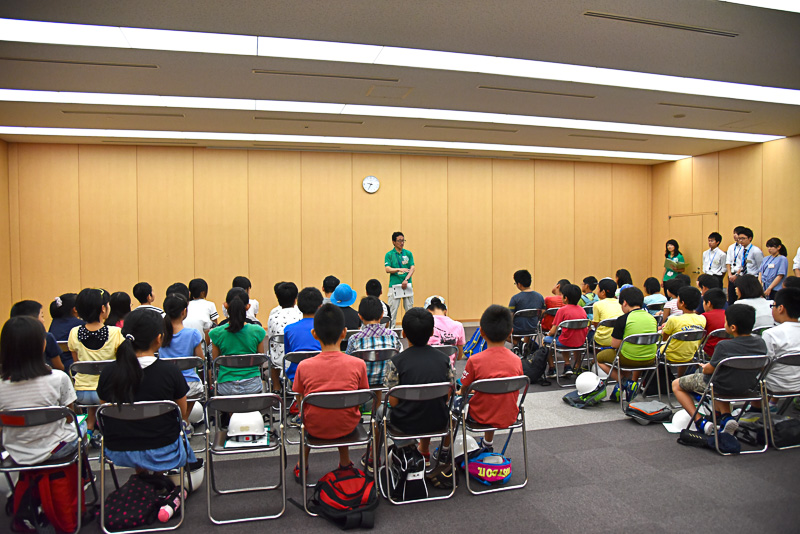 13期生にエコツアーの主旨などを述べた