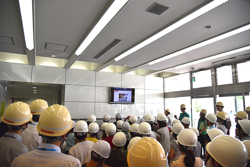 「デルタ・テックオプス（Delta TechOps）」のロゴ前で同社スタッフに挨拶