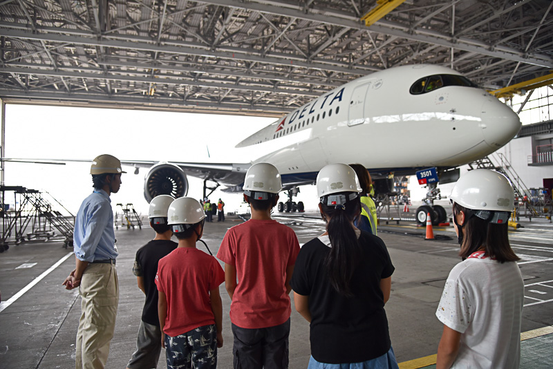 「デルタ・テックオプス」の渡邊氏によるエアバス A350-900型機についての説明を真剣に聞くメンバー