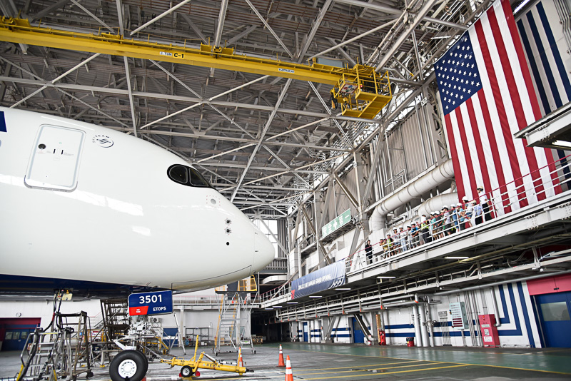 高い位置や間近でエアバス A350-900型機をさまざまな角度からゆっくり眺めることができた