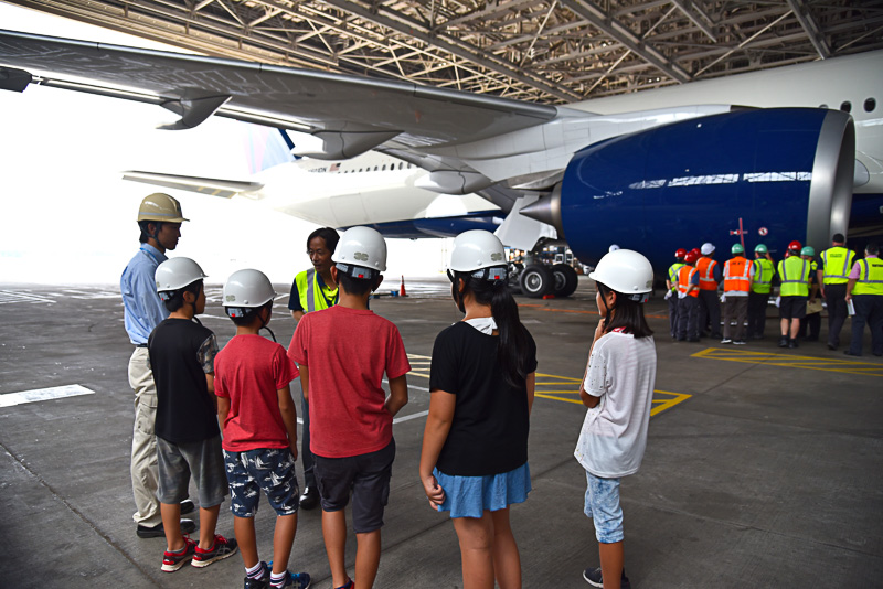 格納庫にはデルタ航空の最新機材エアバス A350-900型機の初号機の姿があり、OJTの真っ最中。エンジン部分が開く瞬間も目撃できた